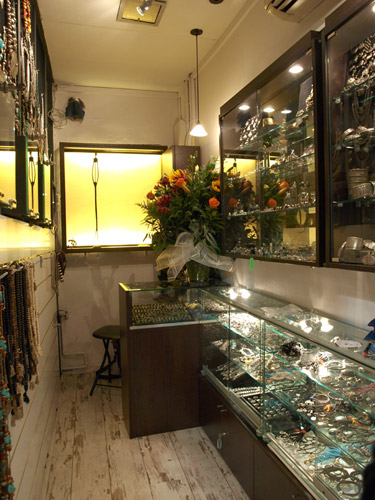 Diseño interior de tienda y fabricación de mobiliario para joyería de plata
