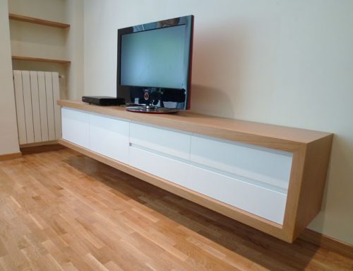 Aparador colgante en roble barnizado