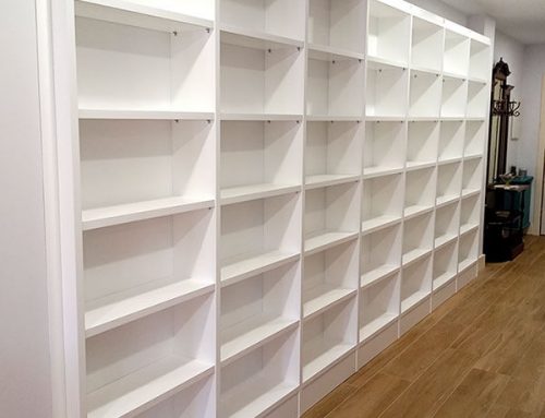 Librería lacada con traseras para pasillo