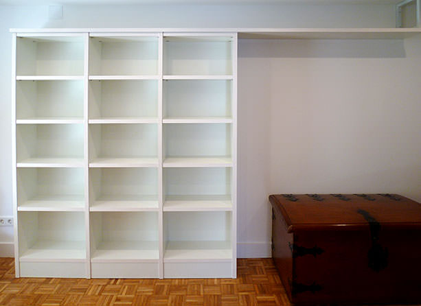 Librería blanca para salón desmontable