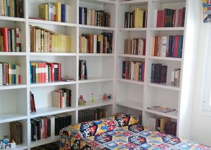 Librería blanca para habitación juvenil