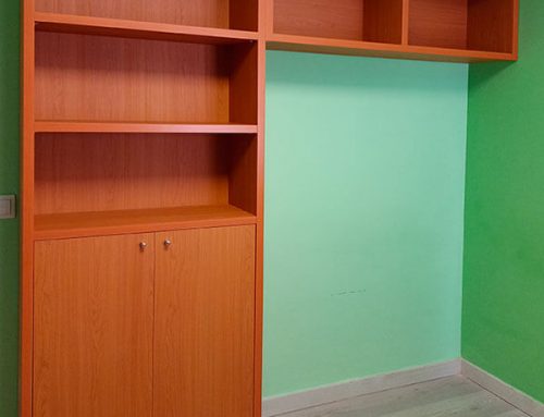 Librería con puente color cerezo